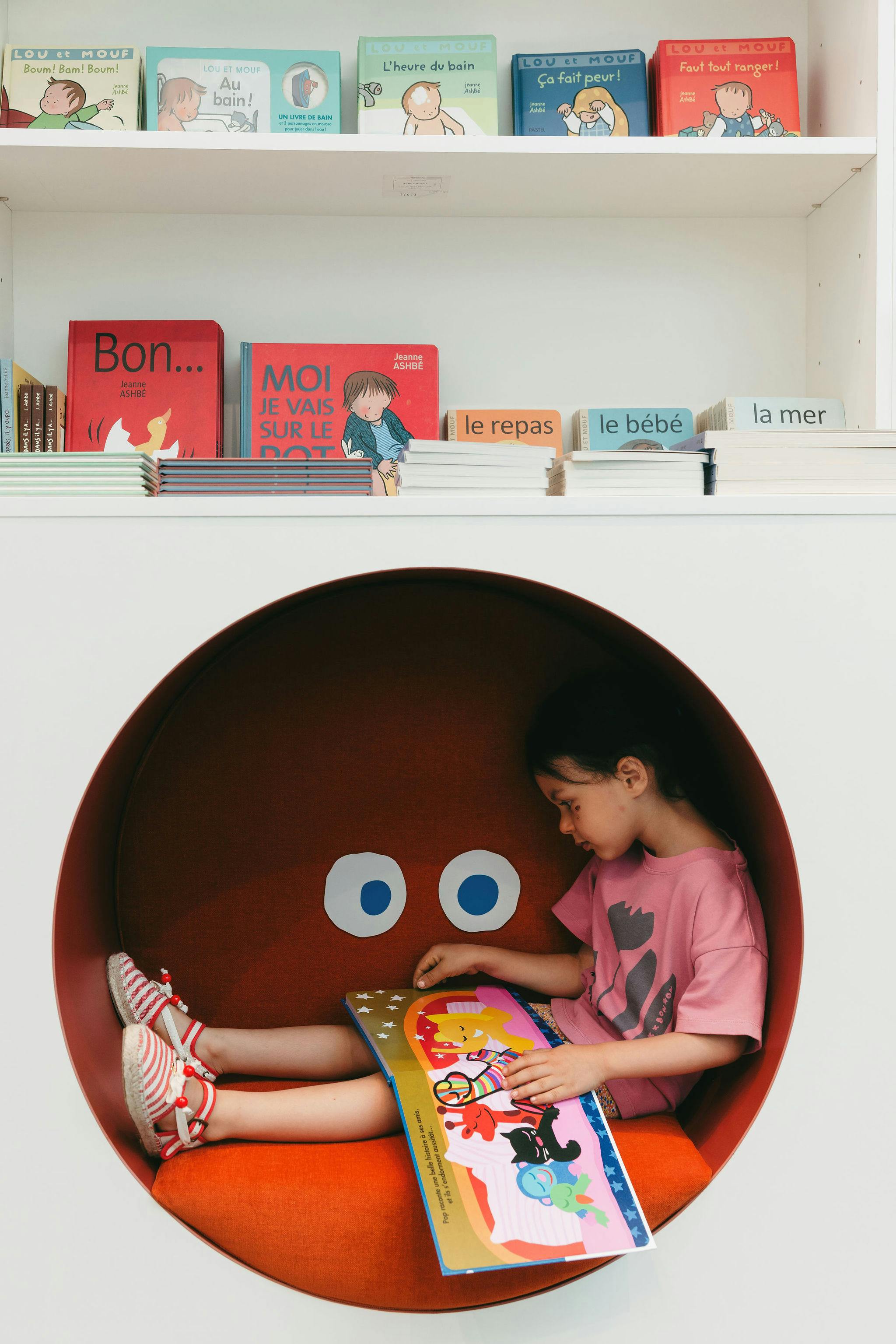 Child reading at La Maison des Histoires